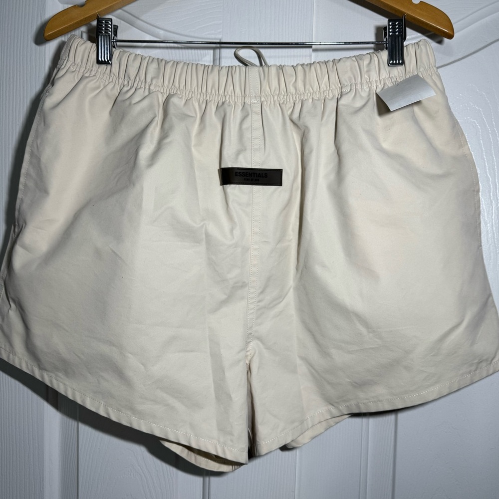 FEAR OF GOD ESSENTIALS
ESSENTIALS RUNNING SHORT - OAK
New without tags